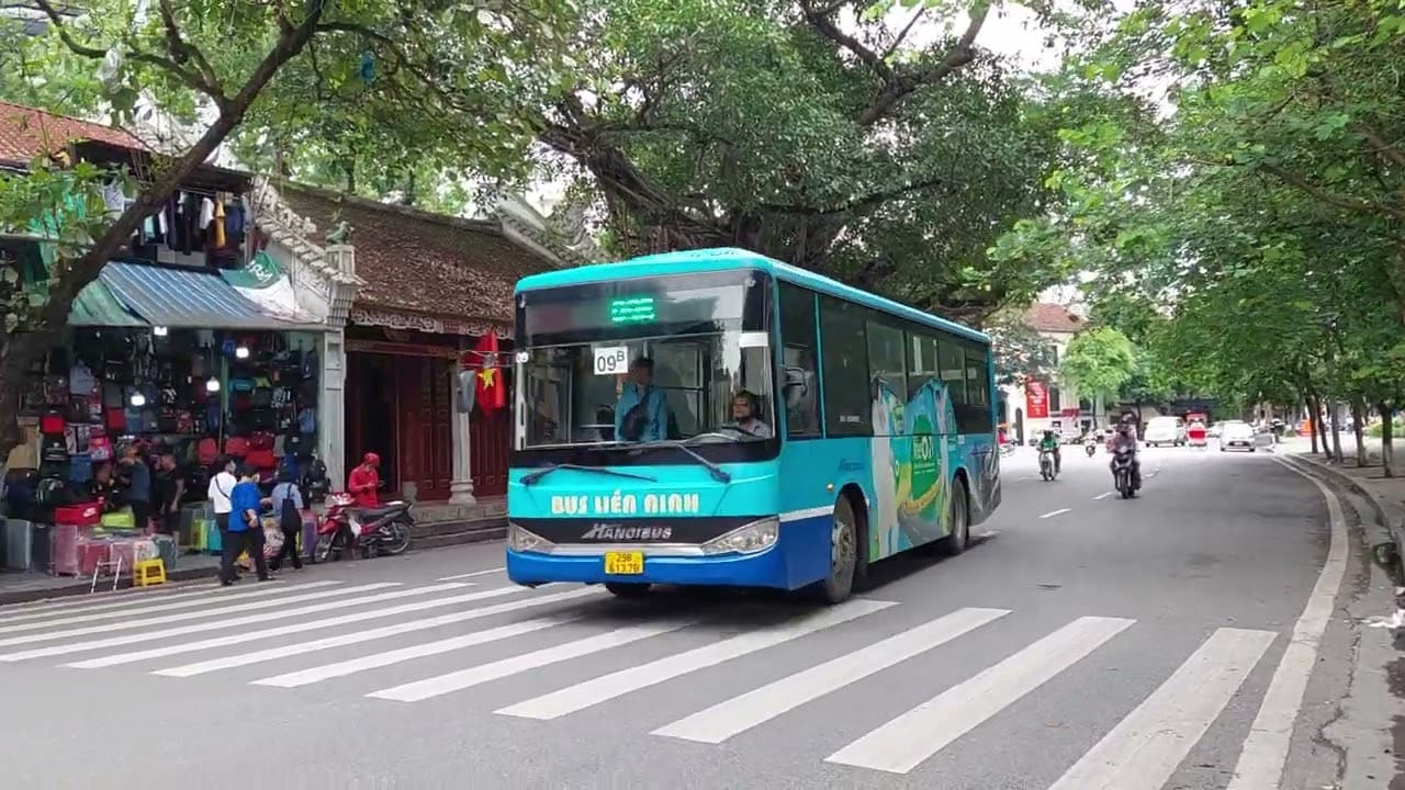Du khách có thể di chuyển đến phố đi bộ Hoàn Kiếm bằng phương tiện công cộng